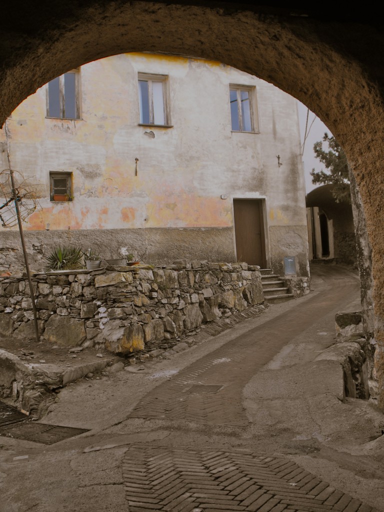 La maison Saint-Jean à restaurer depuis le toit jusqu'à la bergerie du rez de chaussé aménagée provisoirement en poulailler.