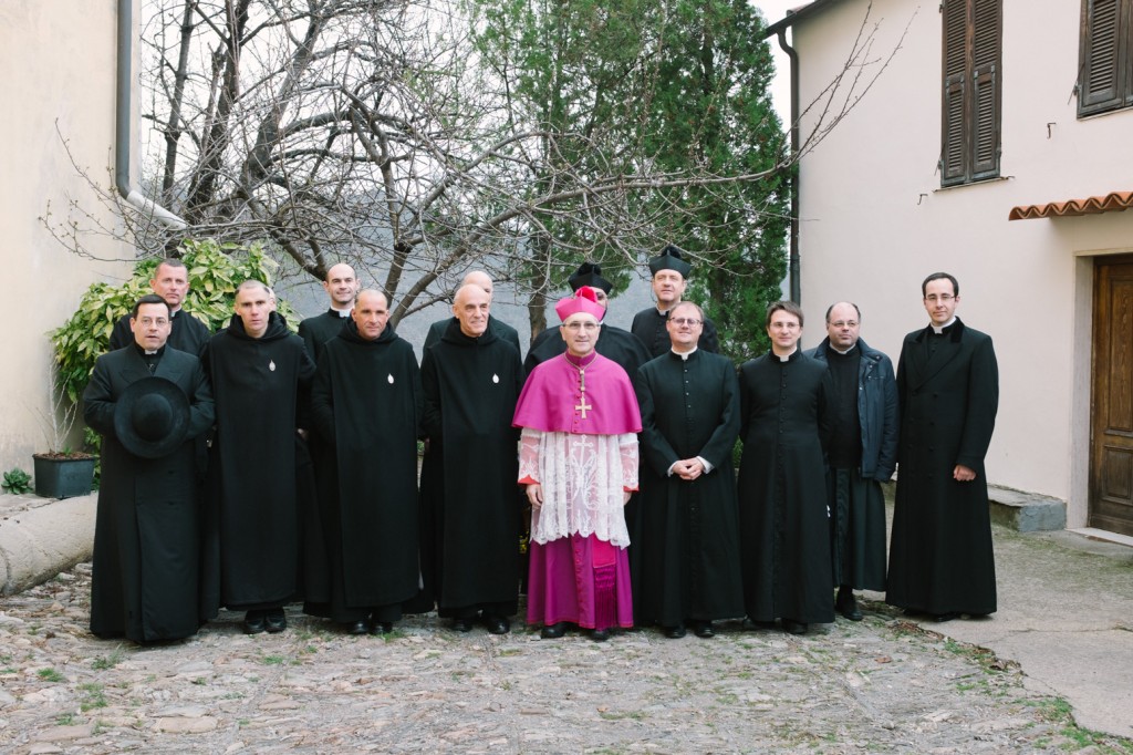 Parte del clero intorno a Mgr Borghetti.
