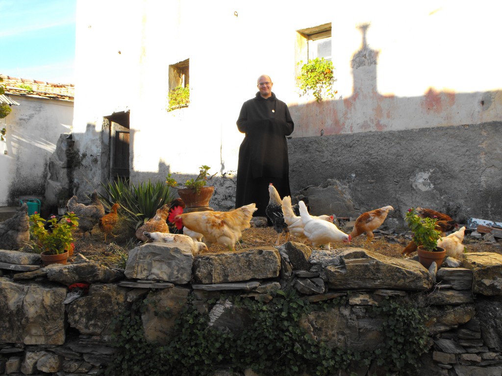 Frère Benoît : heureux comme un coq en pâte !