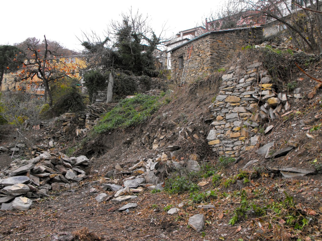 Le futur poulailler et le mur écroulé, à reconstruire.