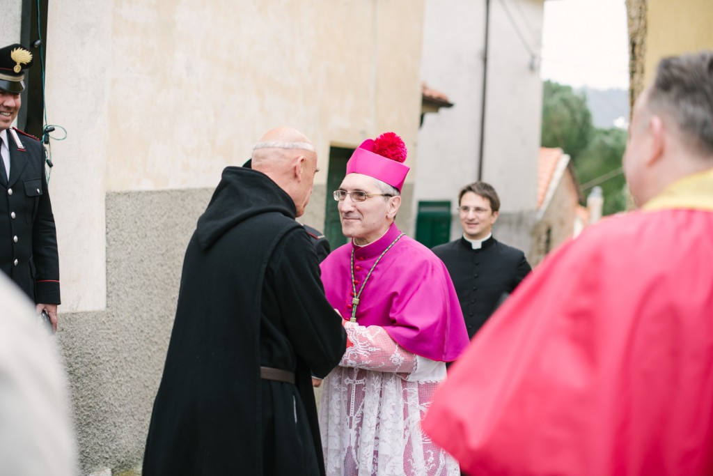 Accueil de Mgr Borghetti sur la place du village