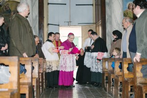 À l'entrée de l'église: bénédiction des fidèles et du clergé