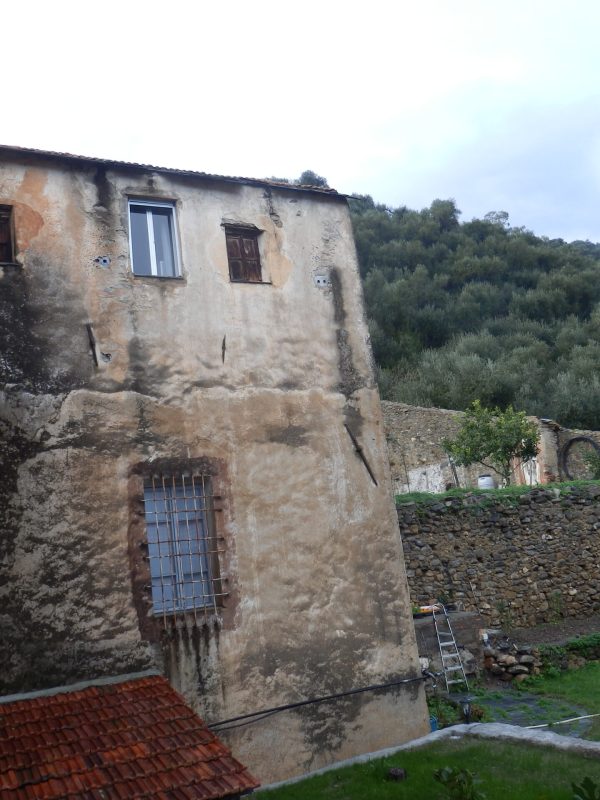 La bibliothèque et, à l'étage, la salle à manger des hôtes.