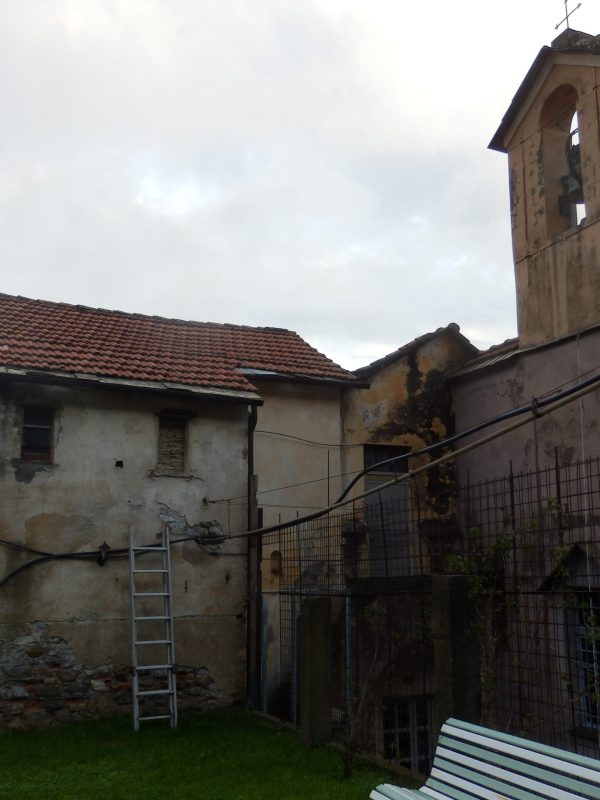 Ces bâtiments demandent quelques travaux