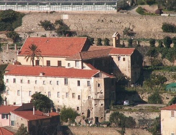Le monastère et ses toits endommagés